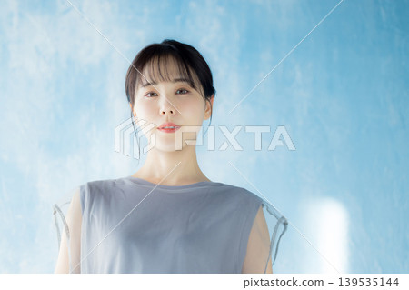 young woman      139535144