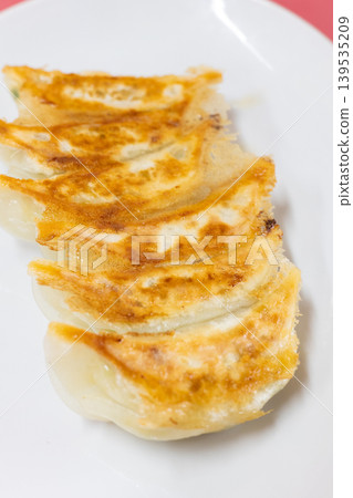 當地一家中餐館的美味煎餃 139535209