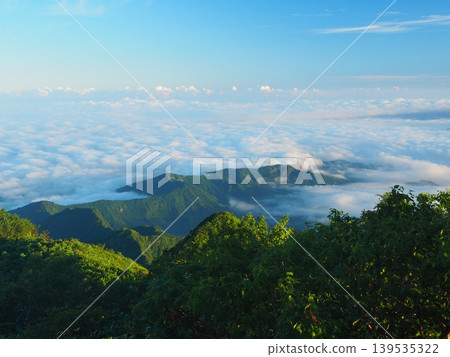 夏季，從越後駒岳眺望，旭日東昇，雲海翻騰。 139535322