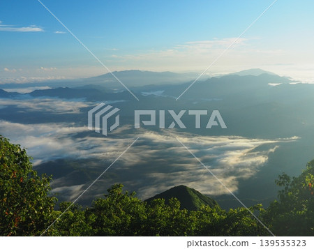 A sea of clouds bathed in the rising sun, viewed from Mount Echigo-Komagatake in summer. 139535323