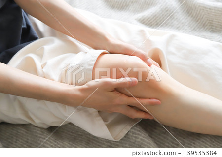 woman feeling knee pain 139535384