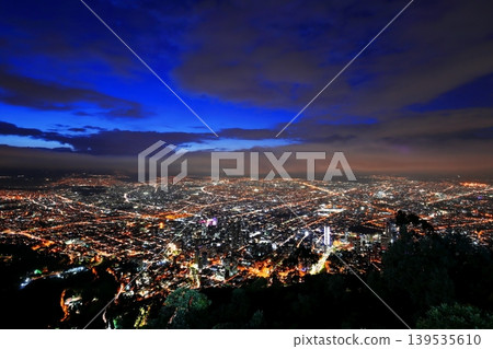 夜幕降臨,哥倫比亞首都波哥大呈現令人嘆為觀止的全景,燈火通明的道路在都市中交會。 夜幕降臨,哥倫比亞首都波哥大呈現令人嘆為觀止的全景,燈火通明的道路在都市中交會。 139535610