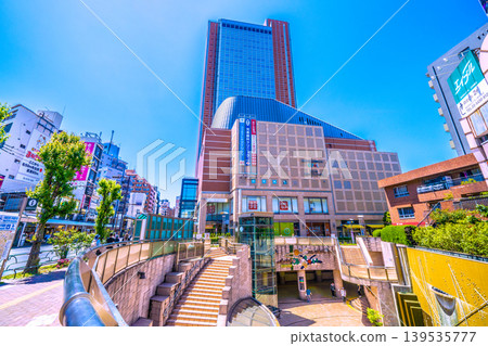 日本東京城市景觀,5月10日。從三軒茶屋站前可以看到胡蘿蔔塔和東急列車。 日本東京城市景觀,5月10日。從三軒茶屋站前可以看到胡蘿蔔塔和東急列車。 139535777