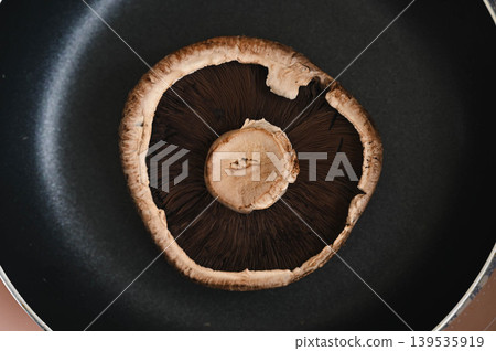 用煎鍋煎波多貝羅蘑菇 用煎鍋煎波多貝羅蘑菇 139535919