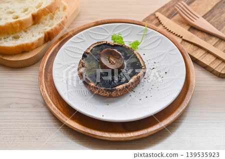 Butter-fried portobello 139535923