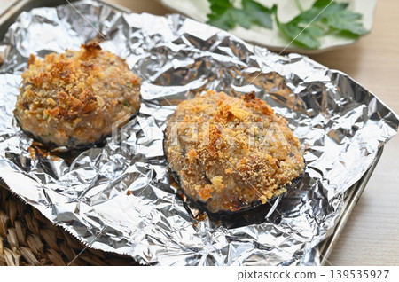 Portobello mushrooms stuffed with meat and baked in breadcrumbs Portobello mushrooms stuffed with meat and baked in breadcrumbs 139535927