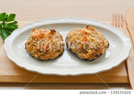 波多貝羅蘑菇釀肉，裹上麵包屑烘烤 139535928