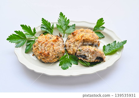波多貝羅蘑菇釀肉,裹上麵包屑烘烤 波多貝羅蘑菇釀肉,裹上麵包屑烘烤 139535931