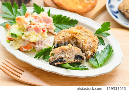 波多貝羅蘑菇釀肉,裹上麵包屑烘烤 波多貝羅蘑菇釀肉,裹上麵包屑烘烤 139535933