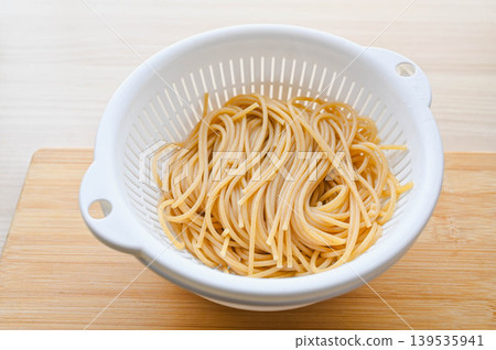 Boiled whole grain pasta noodles 139535941