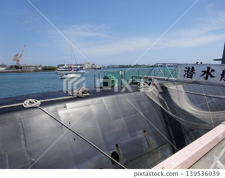 漂浮在海上的潛水艇 漂浮在海上的潛水艇 139536039