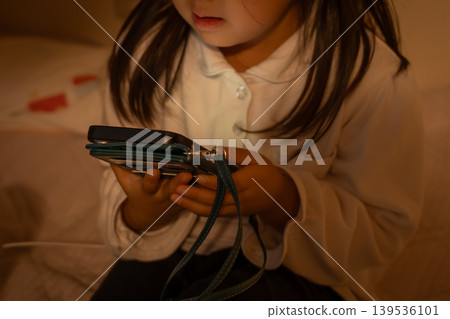 孩子們玩智能手機遊戲 孩子們玩智能手機遊戲 139536101