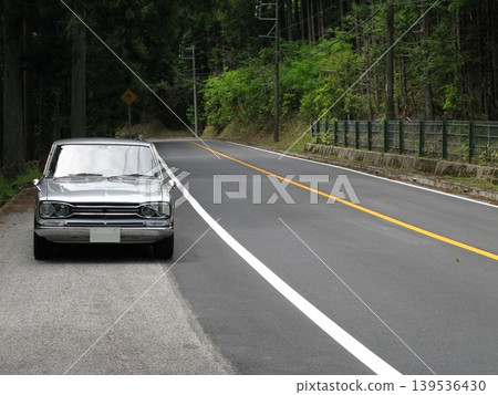 駕駛一輛老舊汽車行駛在山路上 駕駛一輛老舊汽車行駛在山路上 139536430
