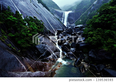 在前往屋久島的旅途中,我特意延長了遊覽時間,去了著名的「千四路瀑布」。 在前往屋久島的旅途中,我特意延長了遊覽時間,去了著名的「千四路瀑布」。 139536593