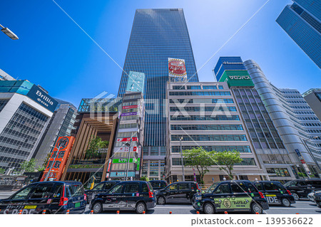 從八重洲大廈和八重洲建築群出發，可以看到一排計程車 [東京中央區] 139536622