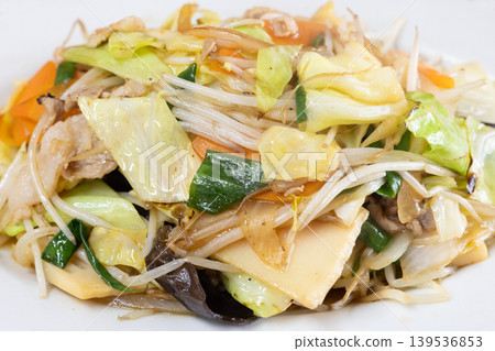 當地一家中餐館的美味炒肉和蔬菜 當地一家中餐館的美味炒肉和蔬菜 139536853