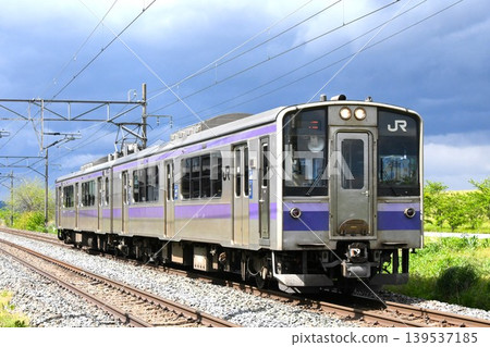 一列701系列車正沿東北本線駛往一關市。 一列701系列車正沿東北本線駛往一關市。 139537185