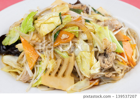 當地一家中餐館的美味炒肉和蔬菜 139537207
