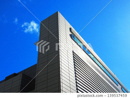 東京國際論壇和藍天景色。 東京國際論壇和藍天景色。 139537459