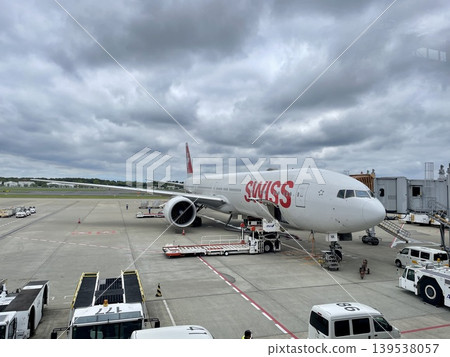 [千葉] 一架瑞士航空的飛機在成田機場起飛前，背景是多雲的天空。 139538057
