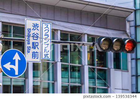 東京城市景觀，包括澀谷十字路口的交通號誌。 139538344