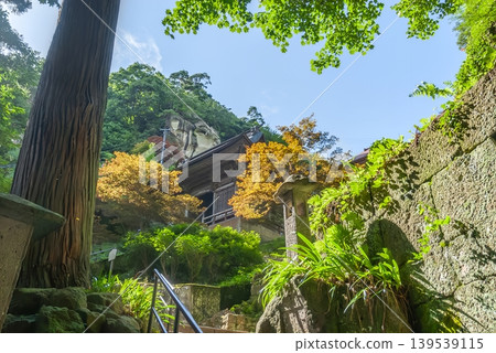 從山寺立石寺仁王門和彌陀洞附近向上望去的夏日景色。 從山寺立石寺仁王門和彌陀洞附近向上望去的夏日景色。 139539115