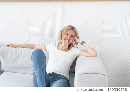 Lifestyle with happy 40s woman 139539758