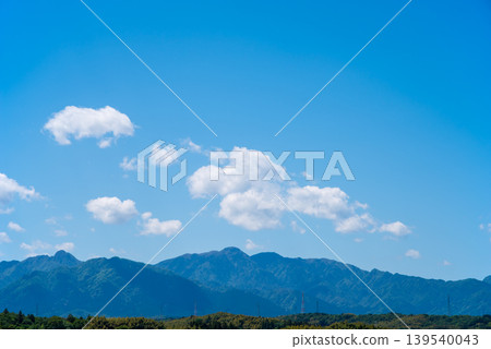 湛藍的天空和鈴鹿山脈。 139540043