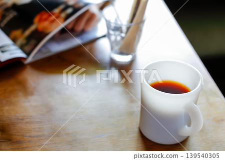 早晨在咖啡館喝咖啡 139540305