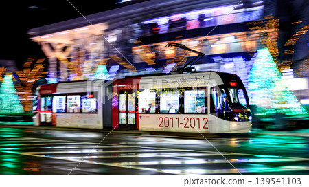 I took a panning shot of the Toyama Light Rail running through a sea of light after the rain, in front of Urban Place. I took a panning shot of the Toyama Light Rail running through a sea of light after the rain, in front of Urban Place. 139541103