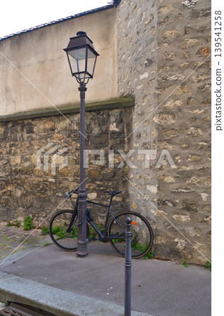 A narrow alley in Paris: A springtime scene in a French city (March 15, 2026) 139541258