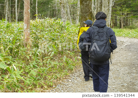 徒步旅行者沿著上高地的步道行走 徒步旅行者沿著上高地的步道行走 139541344