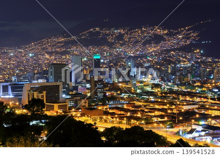 麥德林夜景:哥倫比亞第二大城璀璨的夜景與摩天大樓。 麥德林夜景:哥倫比亞第二大城璀璨的夜景與摩天大樓。 139541528