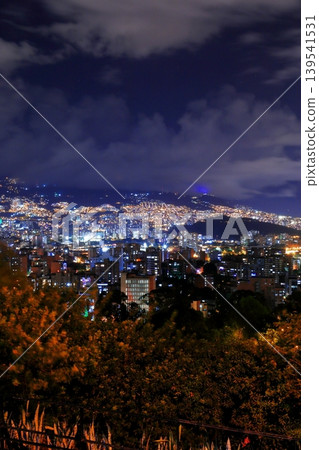 哥倫比亞麥德林夜景:燈光如地毯般鋪滿山坡和城市的夜景。 哥倫比亞麥德林夜景:燈光如地毯般鋪滿山坡和城市的夜景。 139541531