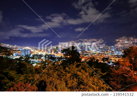 哥倫比亞麥德林夜景:燈光如地毯般鋪滿山坡和城市的夜景。 哥倫比亞麥德林夜景:燈光如地毯般鋪滿山坡和城市的夜景。 139541532
