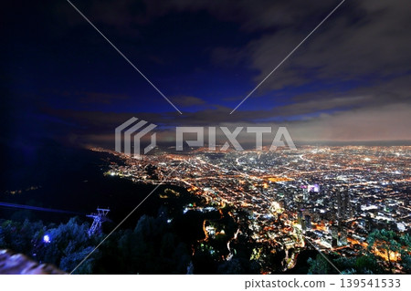 夜幕降臨,哥倫比亞首都波哥大呈現令人嘆為觀止的全景,燈火通明的道路在都市中交會。 夜幕降臨,哥倫比亞首都波哥大呈現令人嘆為觀止的全景,燈火通明的道路在都市中交會。 139541533