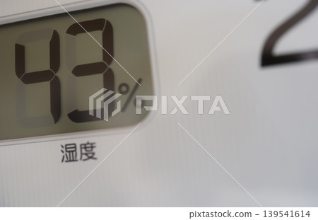 數位濕度計顯示：43%。白色設備。濕度控制。 139541614