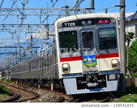 京王 7000 系列 7728F 型機車,帶有修復後的栗色條紋和神馬標誌,背景是富士山。 京王 7000 系列 7728F 型機車,帶有修復後的栗色條紋和神馬標誌,背景是富士山。 139541835