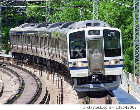 211系、2000系列、N608編隊,有天藍色條紋,立葉川橋 211系、2000系列、N608編隊,有天藍色條紋,立葉川橋 139542062