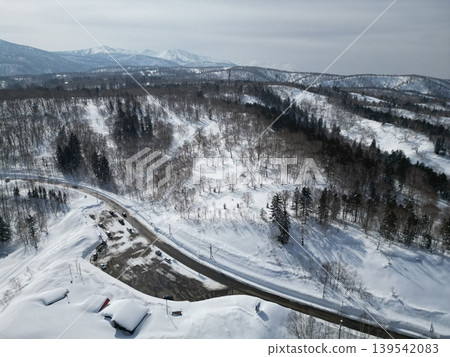 從空中俯瞰北海道白瀧村333號國道沿線的雪景。 139542083