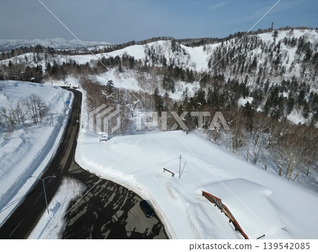 從空中俯瞰北海道延輕町白瀧國道333號沿線的雪原。 從空中俯瞰北海道延輕町白瀧國道333號沿線的雪原。 139542085