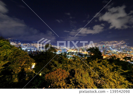 麥德林夜景：哥倫比亞第二大城璀璨的夜景與摩天大樓。 139542098