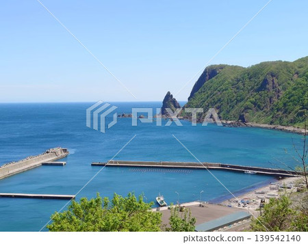 The blue sea stretches out under a clear blue sky, and the scenery of a fishing port in Hokkaido. The blue sea stretches out under a clear blue sky, and the scenery of a fishing port in Hokkaido. 139542140