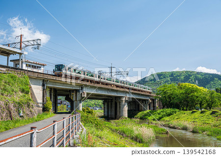滋賀縣長濱市西淺井町湖西線抵達長原站的列車 139542168