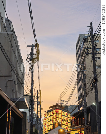 暮色漸濃,令人懷舊。祇園的燈光在城市天際線上空閃爍。 暮色漸濃,令人懷舊。祇園的燈光在城市天際線上空閃爍。 139542352