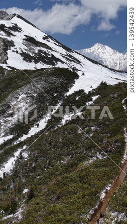 從西穗高山小屋附近俯瞰北阿爾卑斯山脈。 從西穗高山小屋附近俯瞰北阿爾卑斯山脈。 139542439