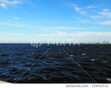 東京灣的海面和海灣地區的寧靜景色。 東京灣的海面和海灣地區的寧靜景色。 139542512