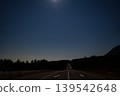 一條筆直的道路延伸到夜空和星空之中。 139542648