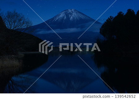 夜幕下的富士山及其在湖面上的倒影 夜幕下的富士山及其在湖面上的倒影 139542652