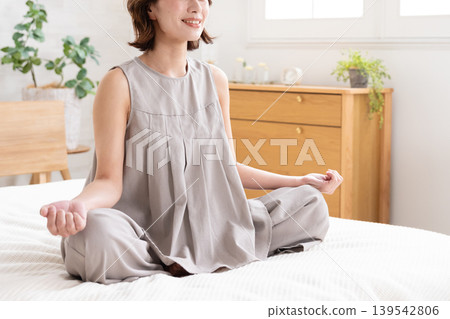 中年婦女在床上伸展身體 139542806